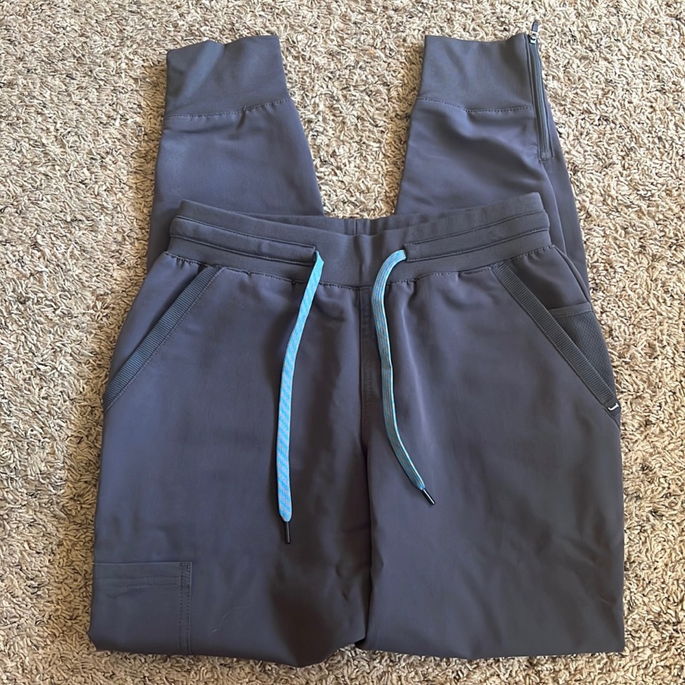 BRAND NEW Jaannuu scrub joggers